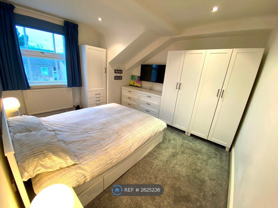 Property photo 3 of 10 Master Bedroom With Large Smart Tv - King Size Bed