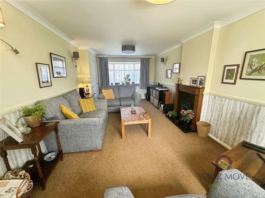 Property photo 3 of 20 Through Lounge