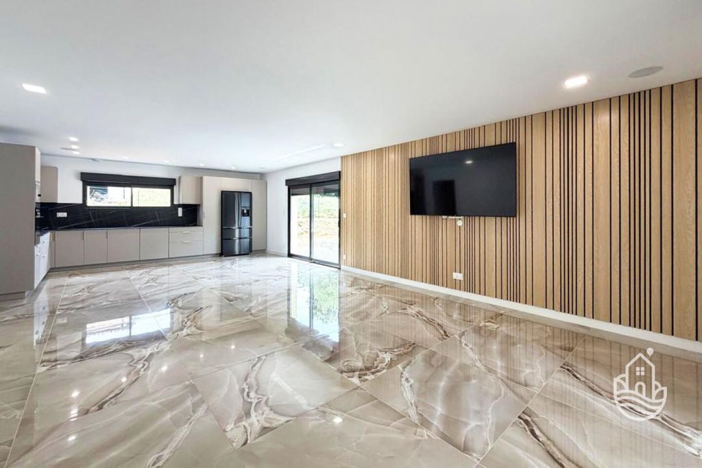 Property photo 2 of 10 Lvt246504025P46A5F4cd012702