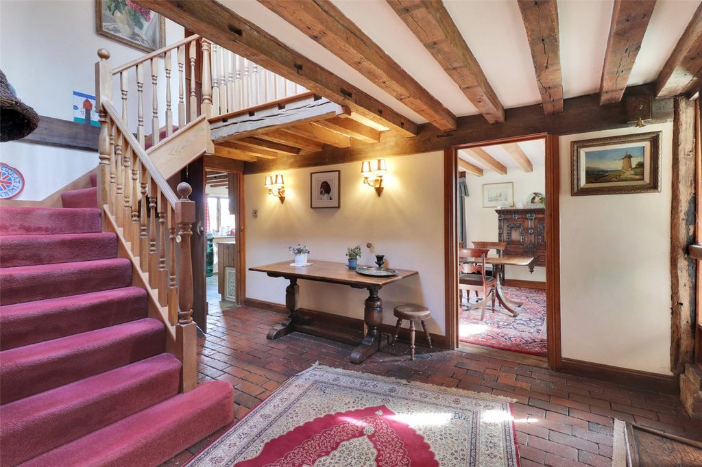 Property photo 3 of 19 Entrance Hall