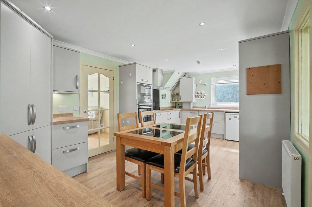 Property photo 3 of 32