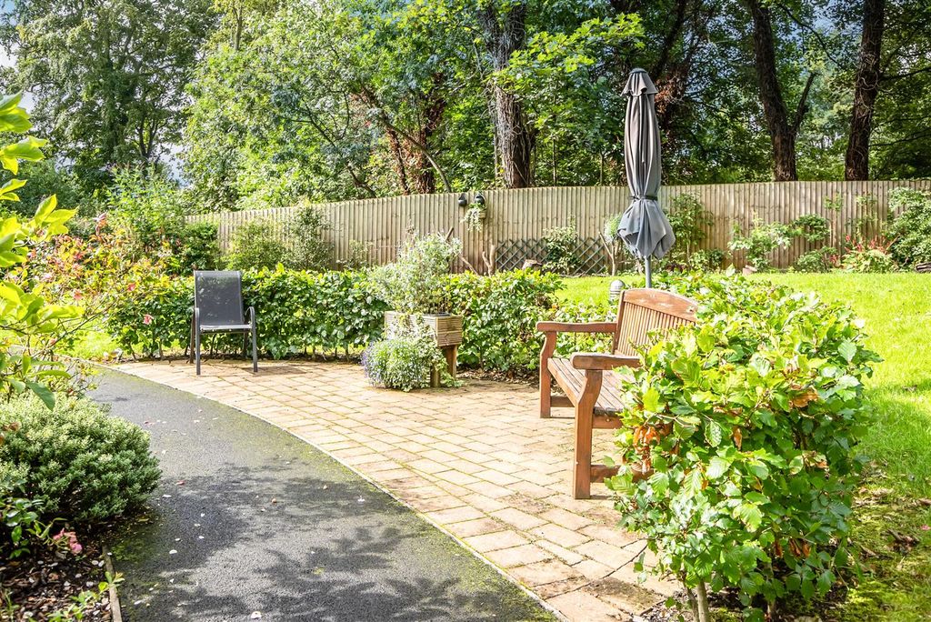 Property photo 2 of 15 Kenton Lodge Gardens.Jpg