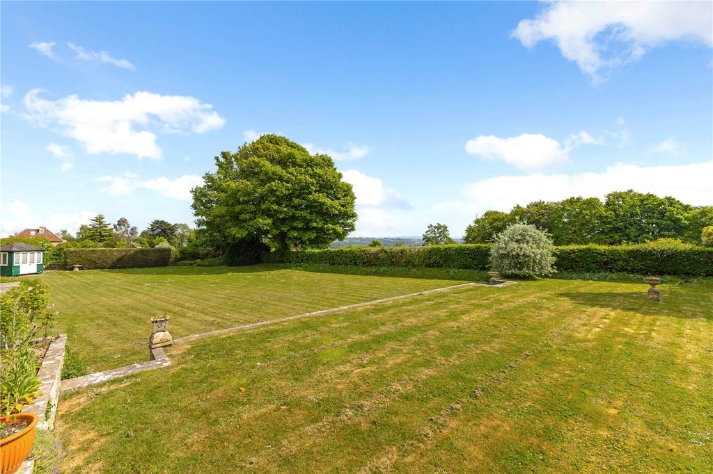 Property photo 2 of 17 Gardens