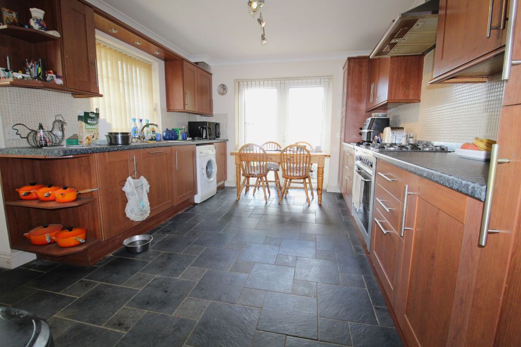 Property photo 2 of 13 Kitchen 2