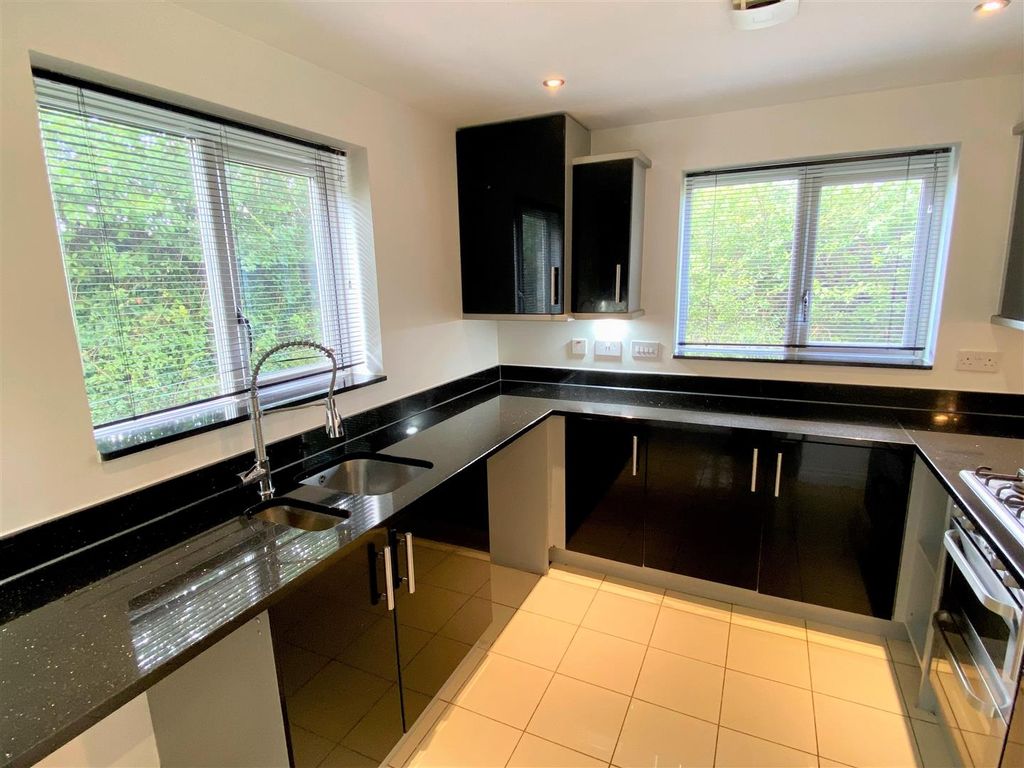 Property photo 3 of 13 62 Cavendish Crescent Kitchen