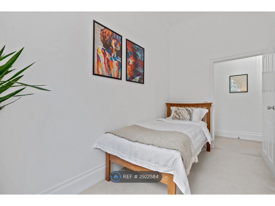 Property photo 3 of 10 Single Bedroom