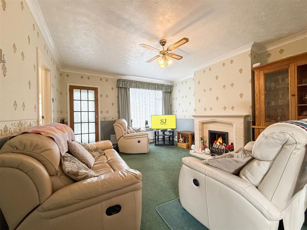 Property photo 3 of 18 Lounge