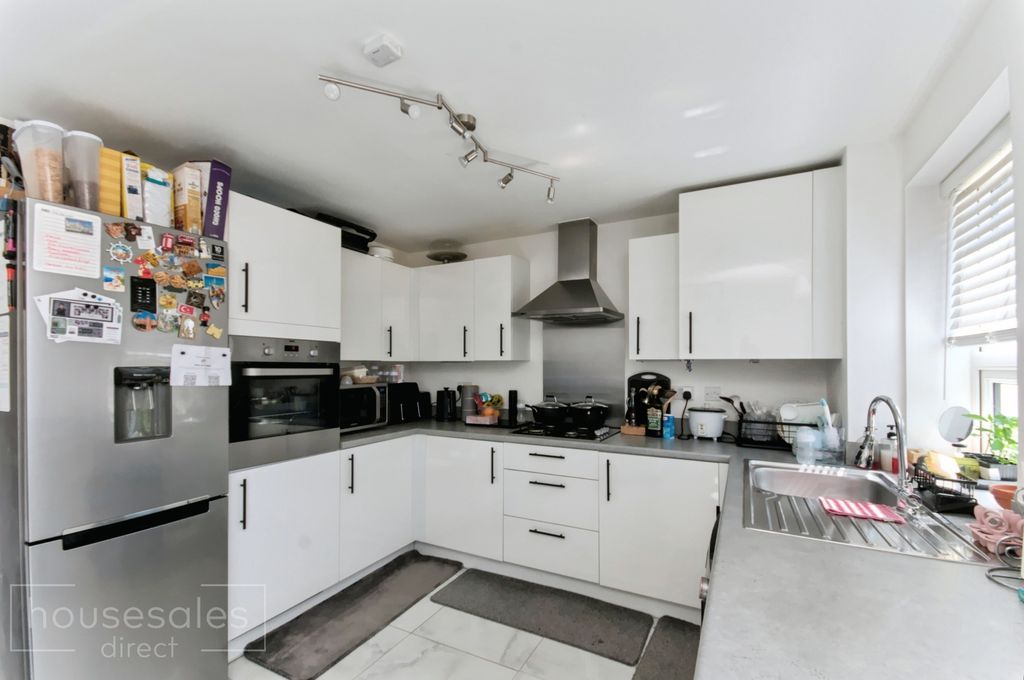Property photo 2 of 21