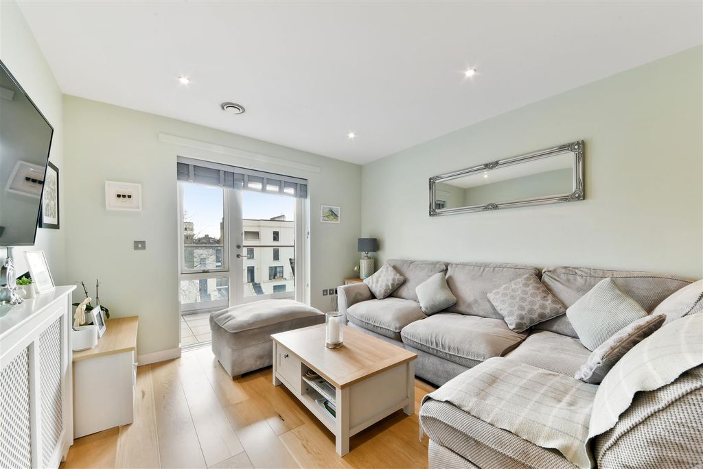 Property photo 2 of 12 Lounge