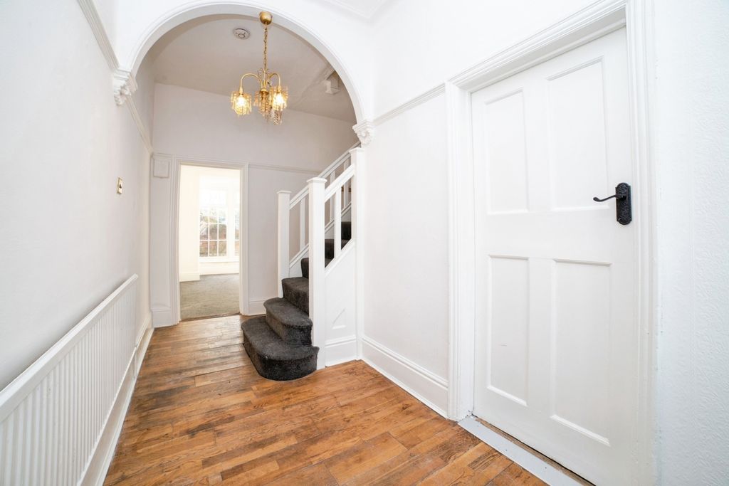Property photo 2 of 17 Entrance Hall