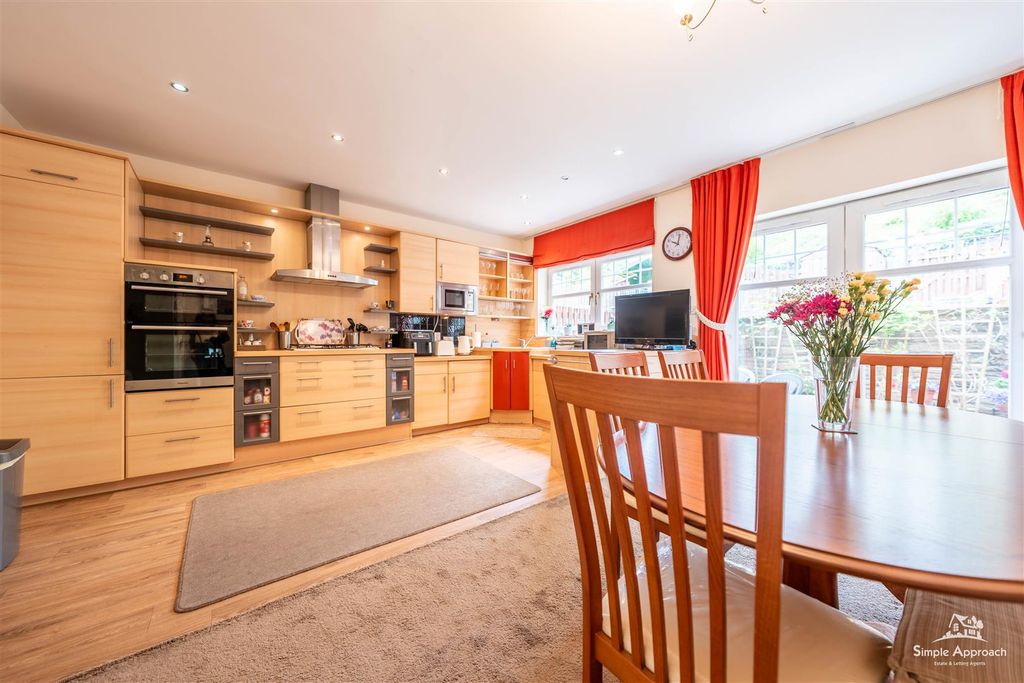 Additional image 6 of 4 bed property for saleRosslyn Avenue, Perth PH2