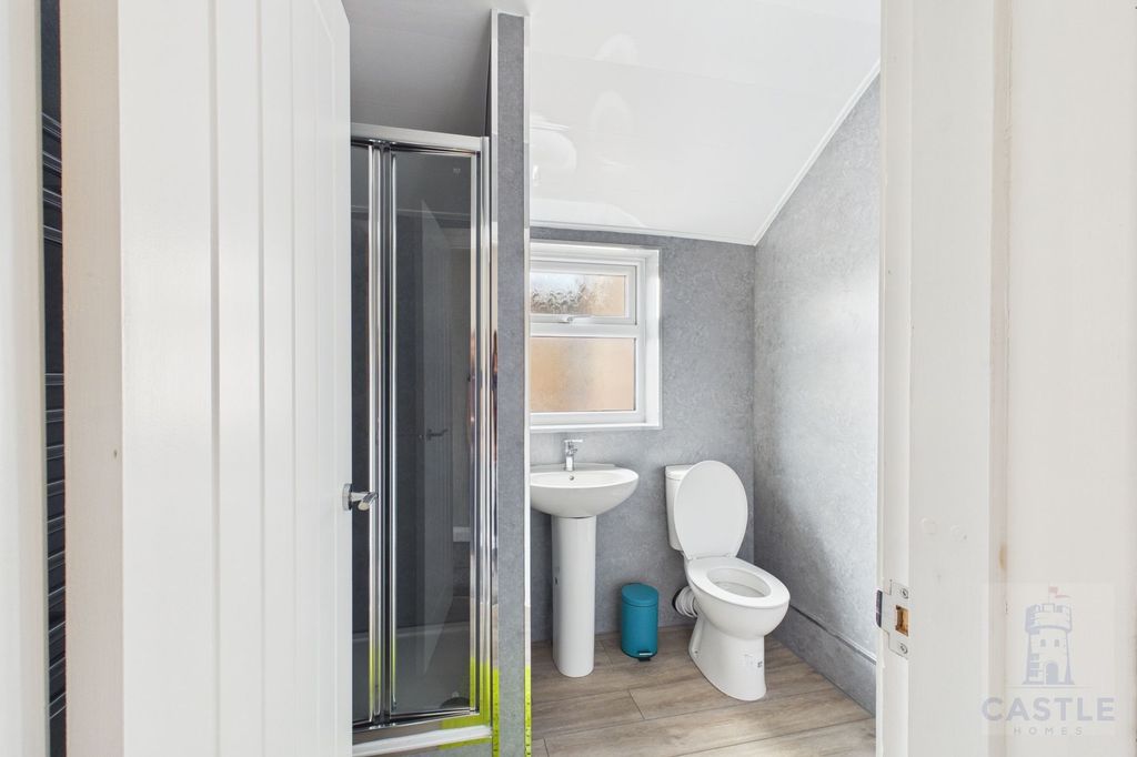 Property photo 2 of 6 Large Ensuite