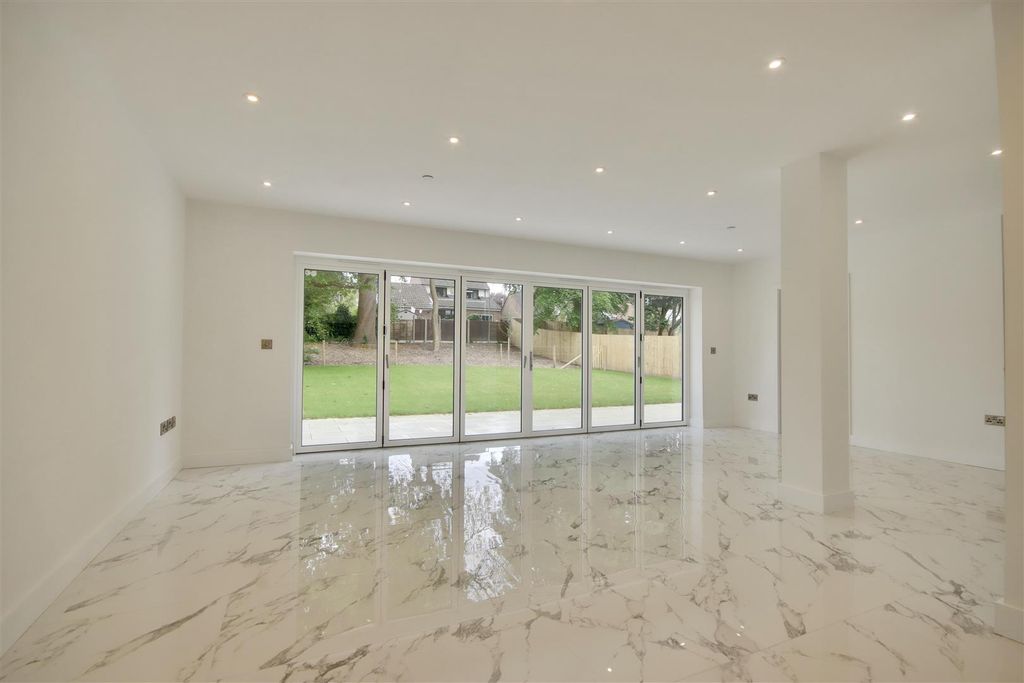 Property photo 3 of 19 Dining Room