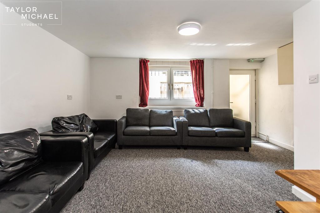 Property photo 3 of 31 Living Room