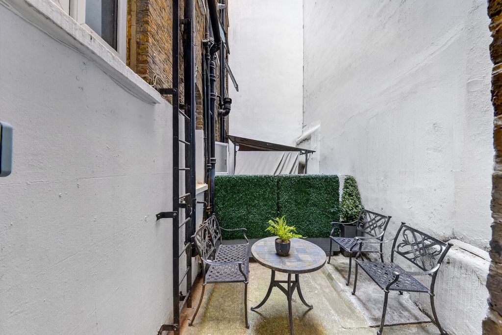 Property photo 2 of 11 Carlton Mansions