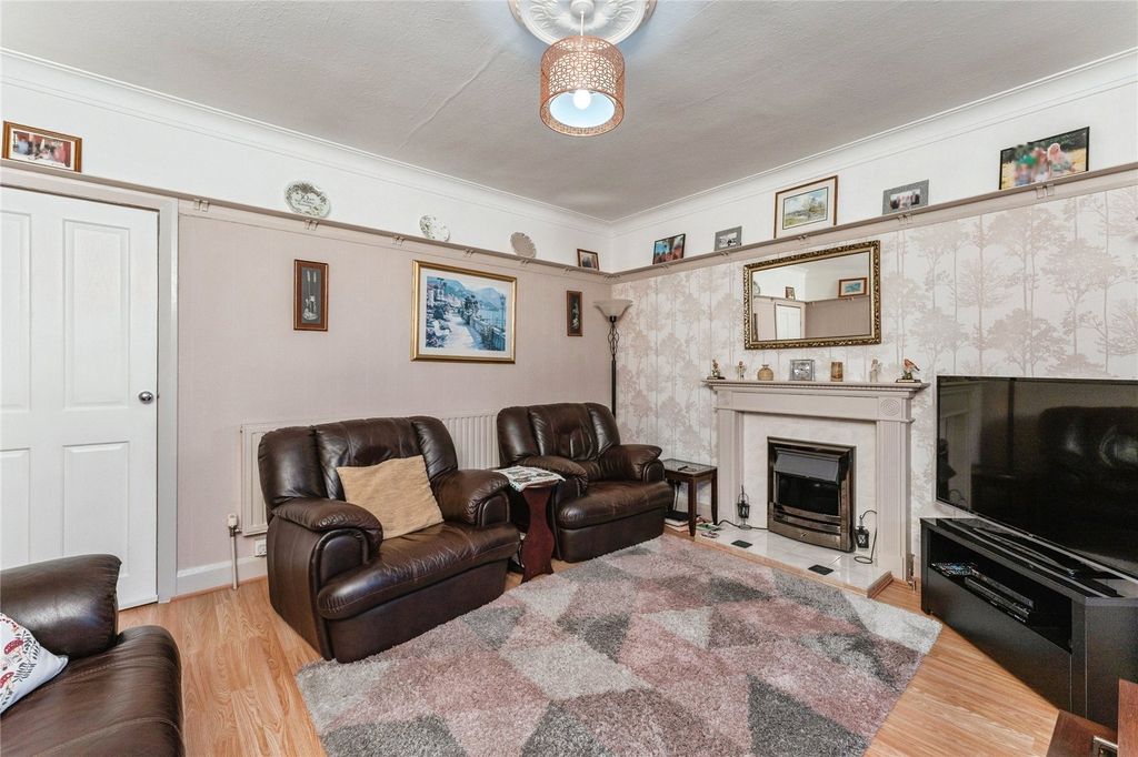 Property photo 3 of 23 Lounge