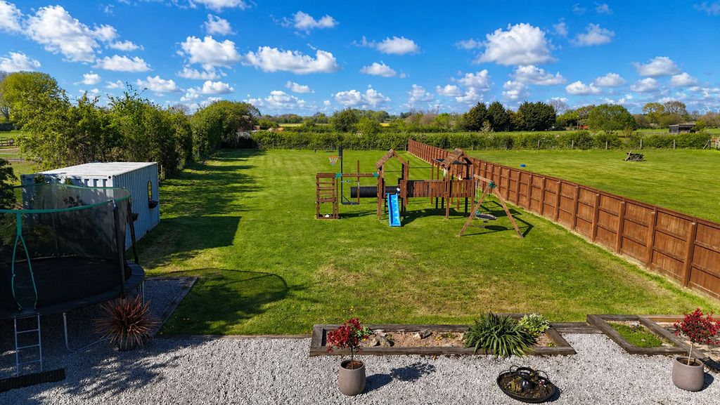 Property photo 2 of 31