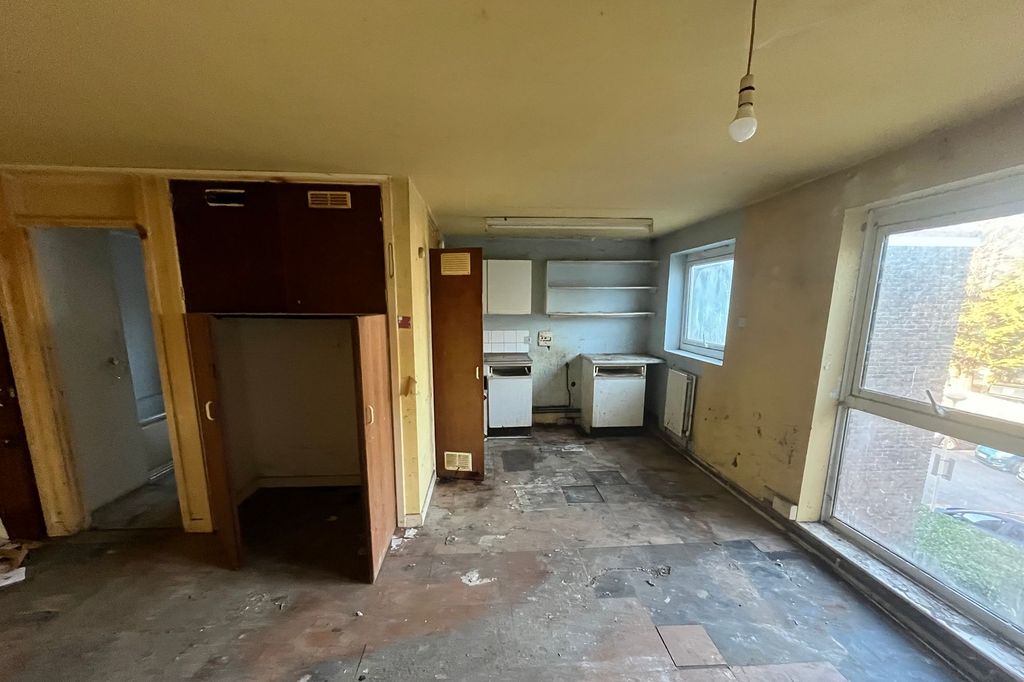 Property photo 2 of 7 Flat 15, Vine Court, Burwood Road, Hersham, Kt12 4Aq