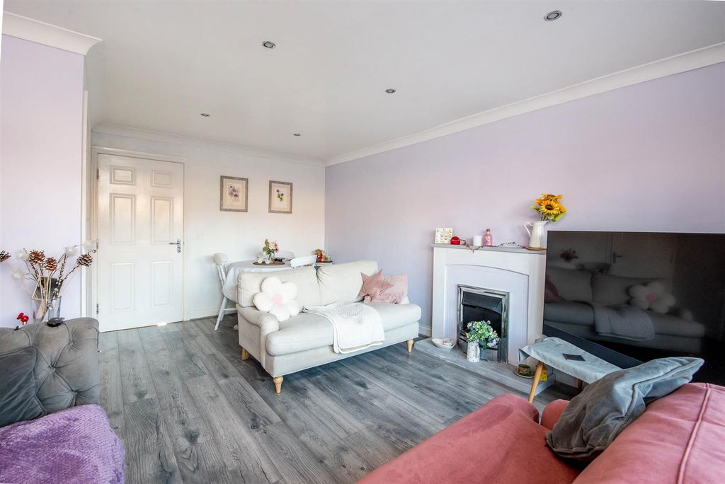 Property photo 3 of 20 Lounge/Diner