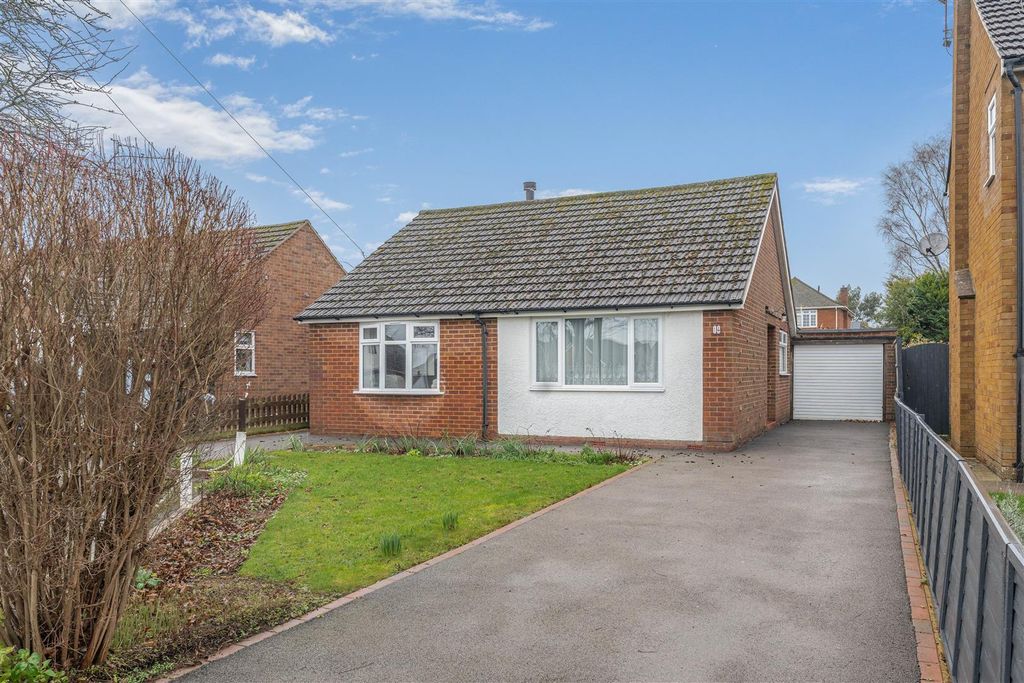 Property photo 1 of 15 14 Elmscote Road, Banbury-1.Jpg