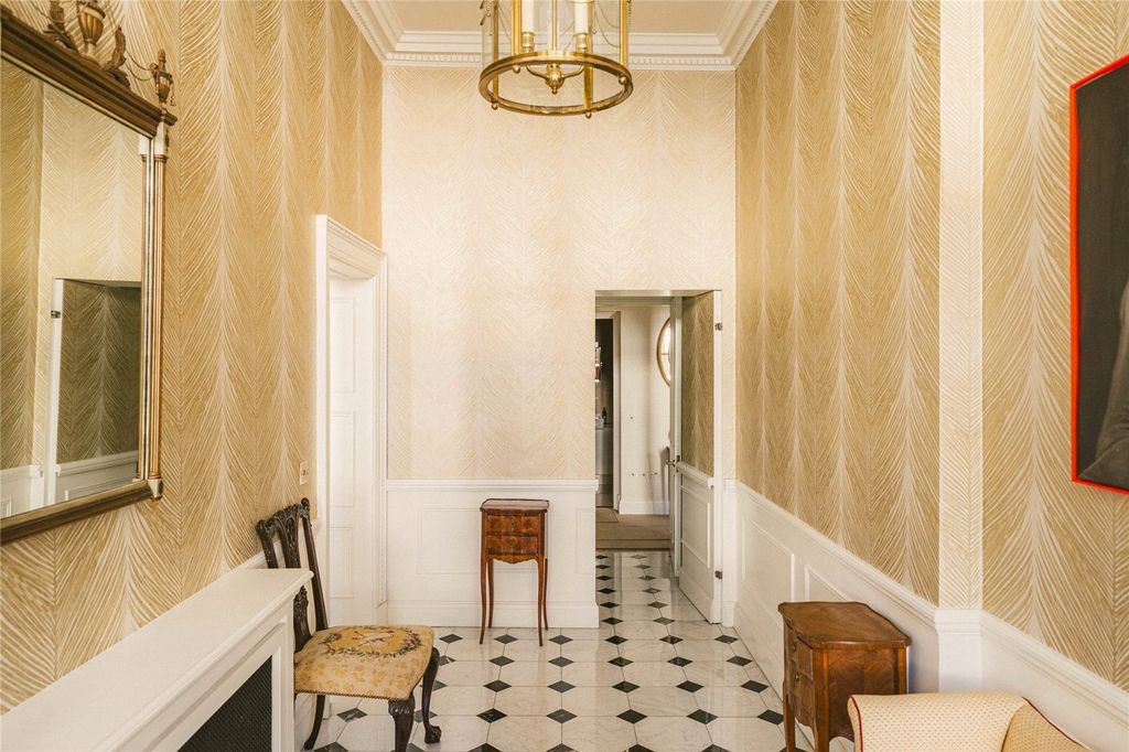 Property photo 3 of 14 Entrance Hall