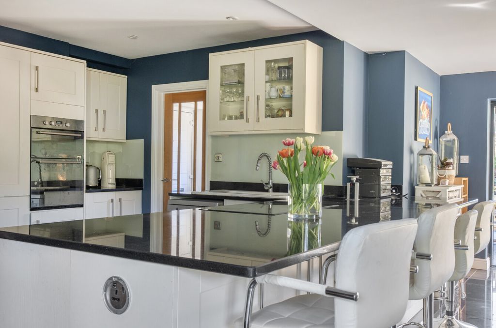 Property photo 3 of 40 Breakfast Bar