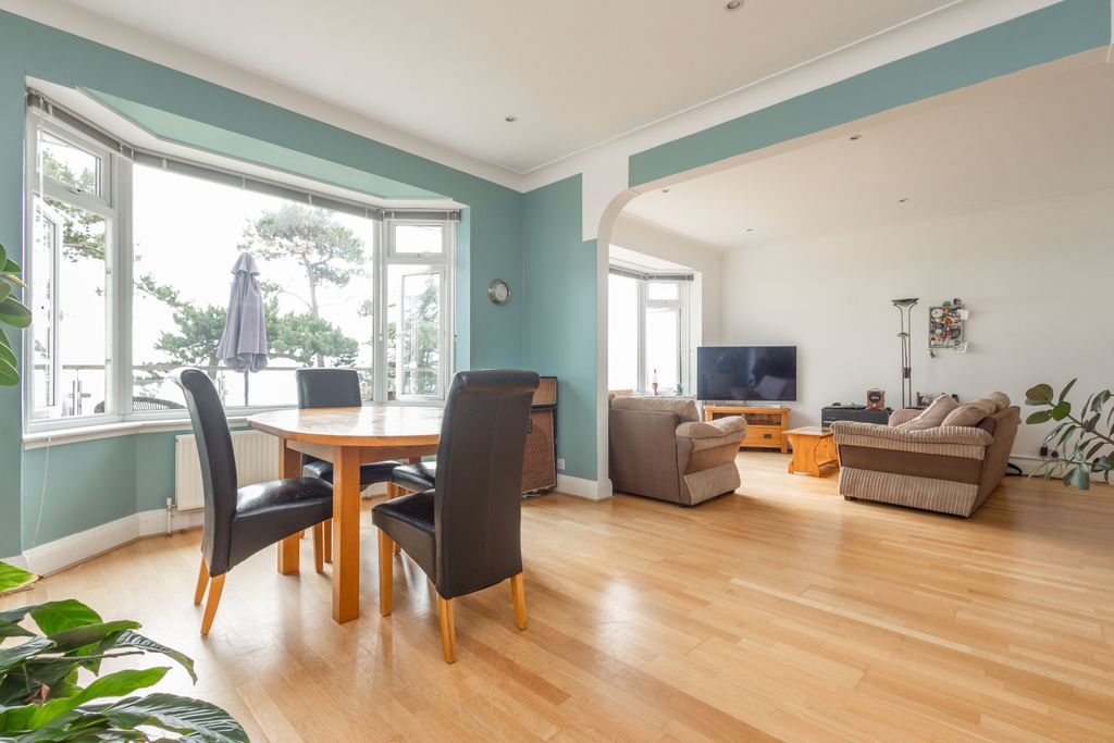 Property photo 2 of 15 R6M_9855