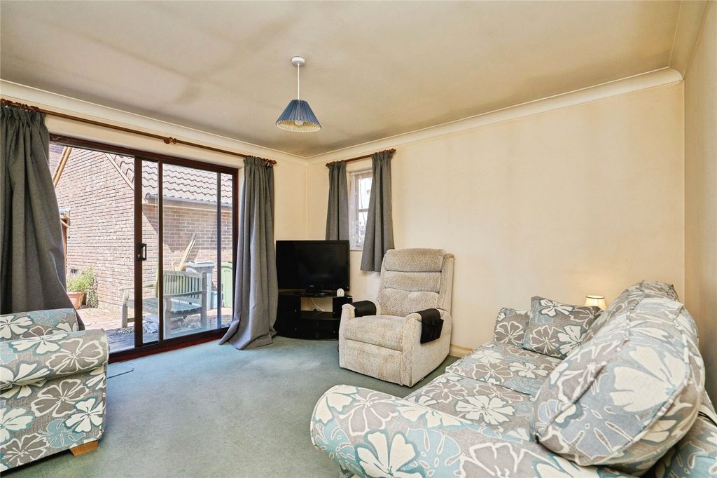 Property photo 3 of 10 Lounge