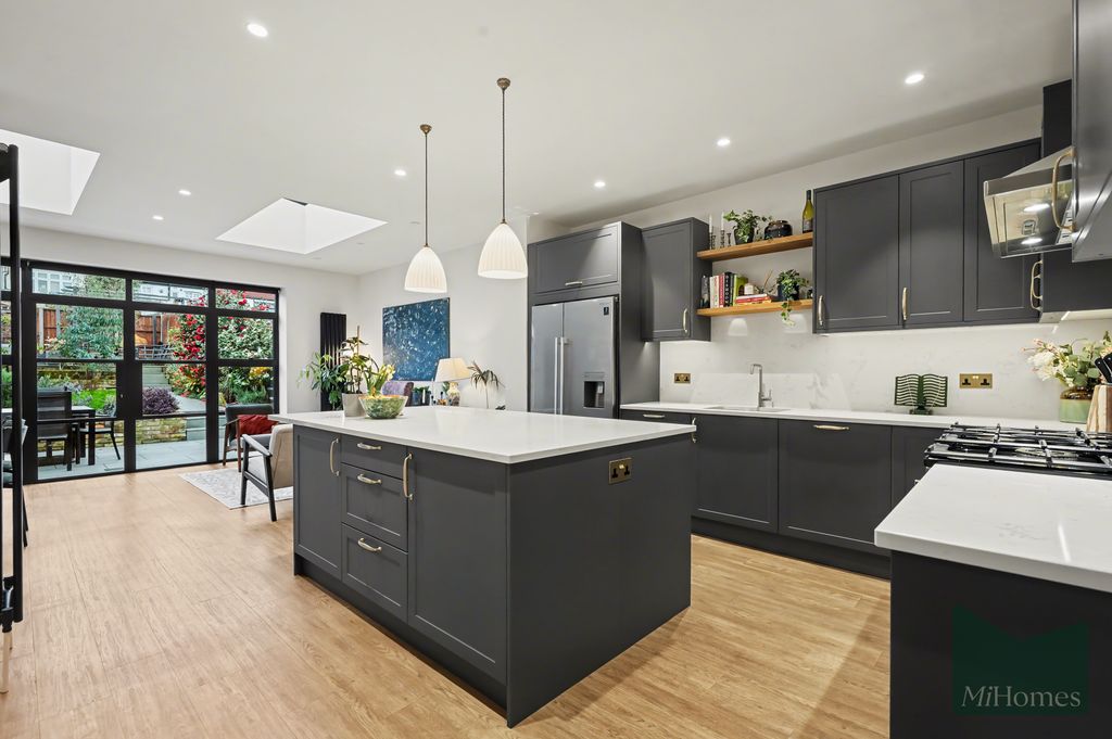 Property photo 2 of 31