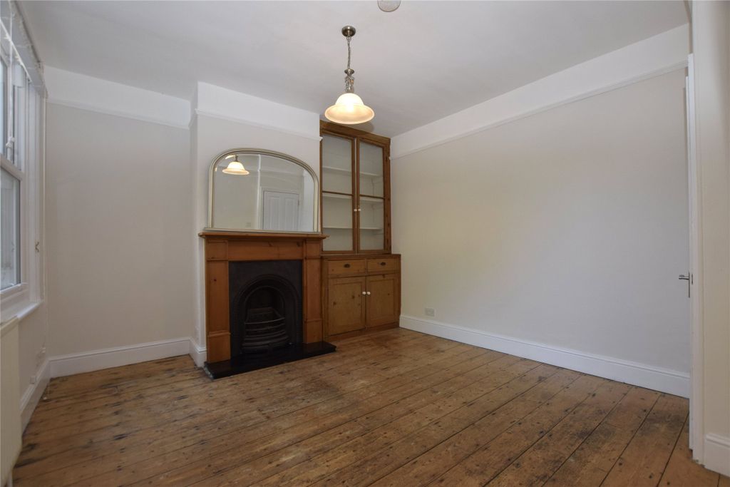 Property photo 3 of 19 Dining / Snug
