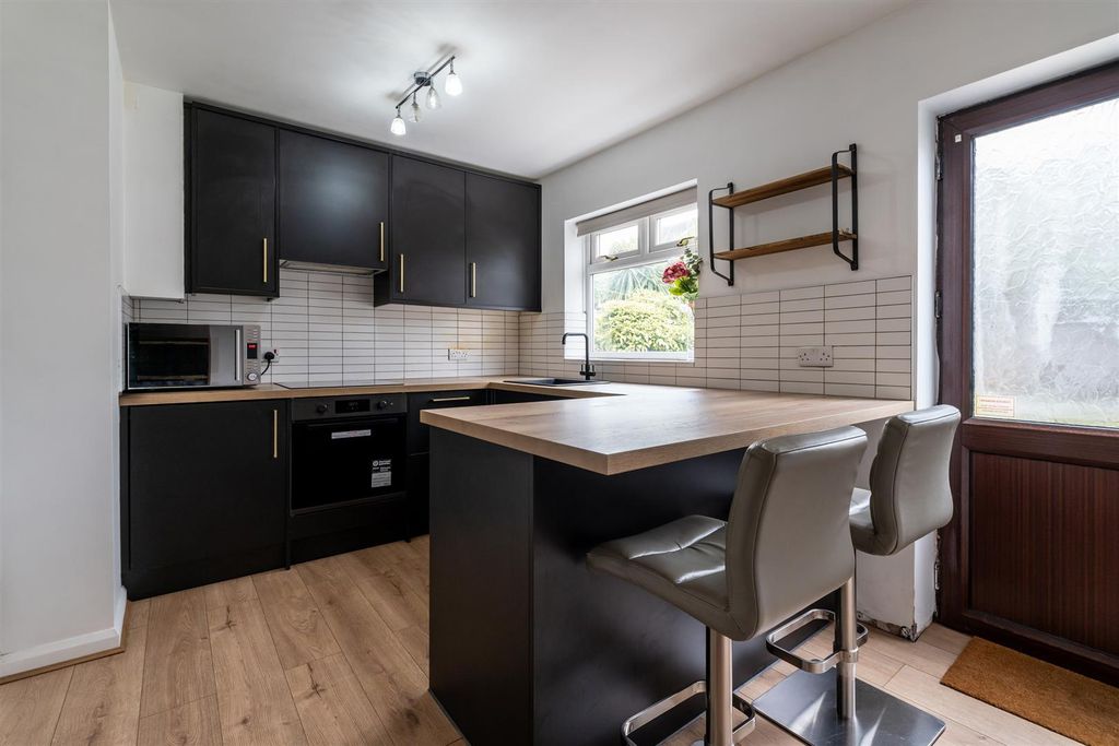 Property photo 3 of 10 Kitchen