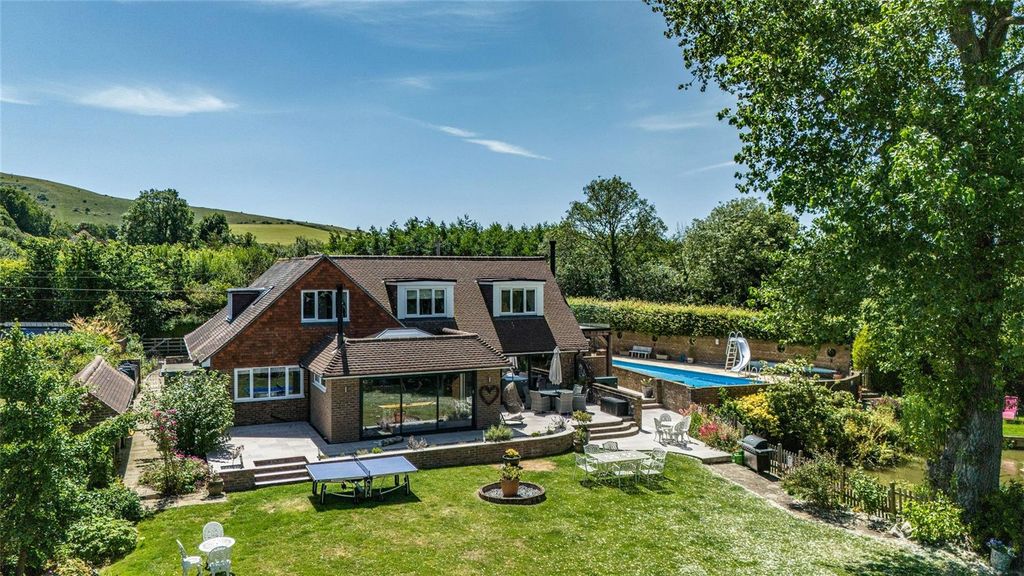 Property photo 1 of 28 South Downs Setting