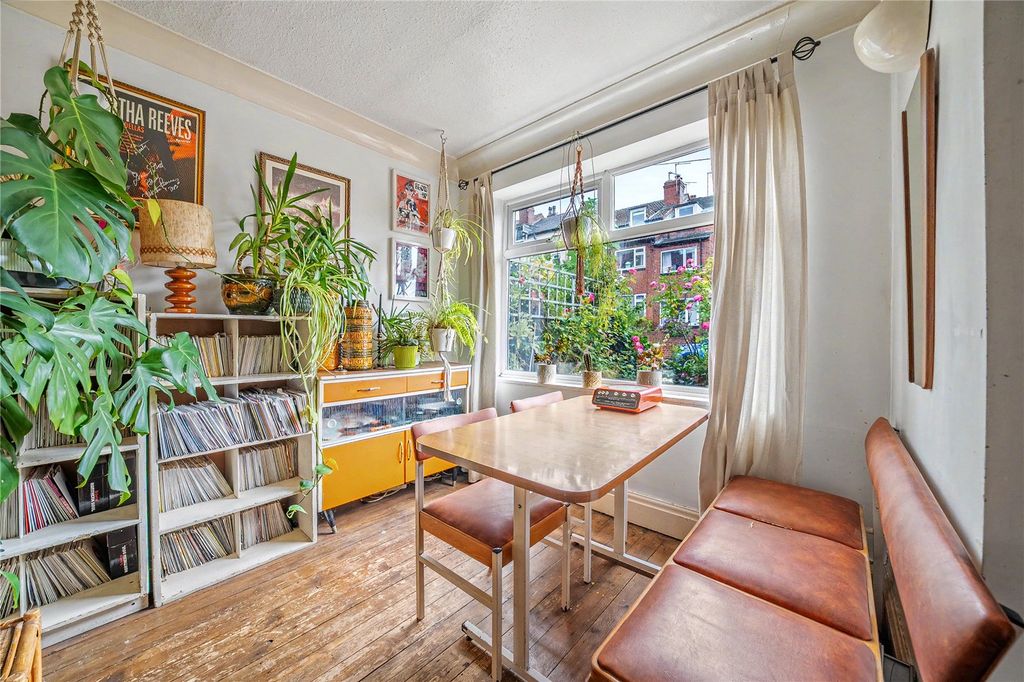 Property photo 3 of 17 Dining Area