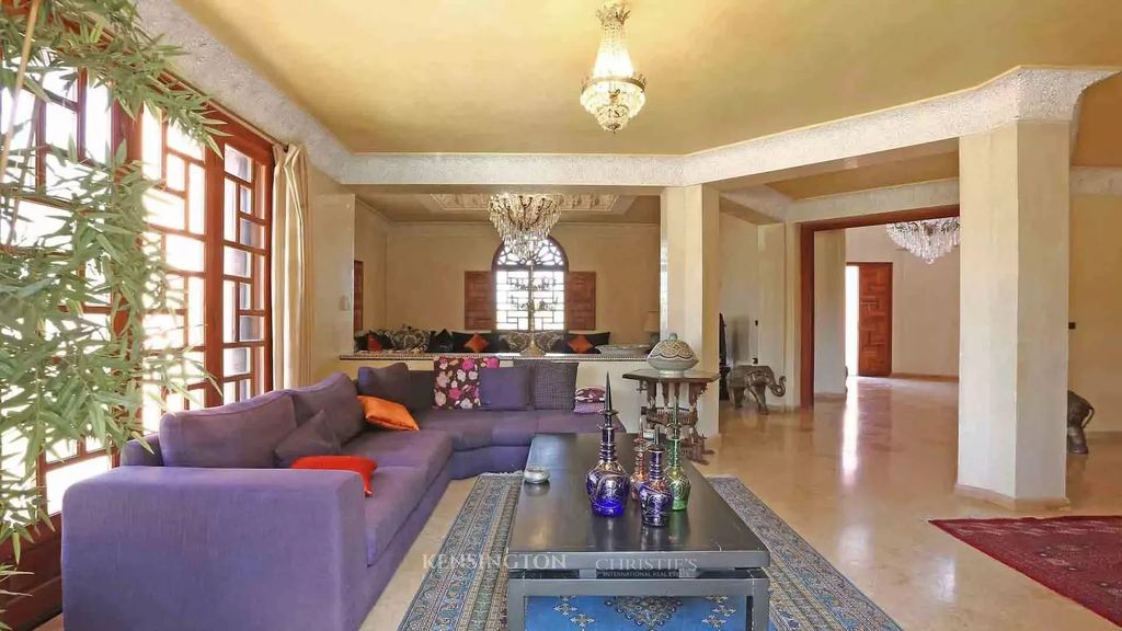 Property photo 2 of 40 Living-Room