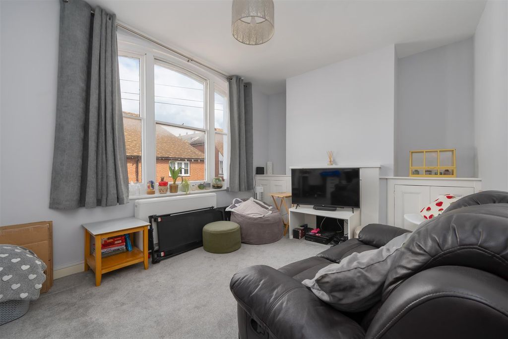 Property photo 2 of 12 Dover Street, Canterbury