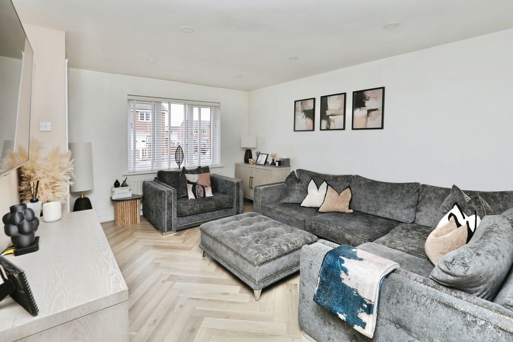 Property photo 2 of 13 Lounge