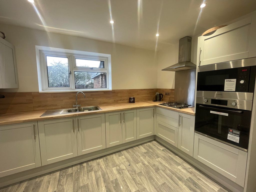Property photo 2 of 10 Kitchen