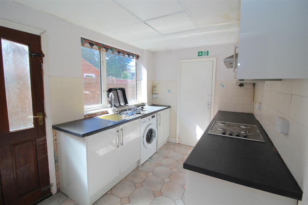 Property photo 3 of 8 Kitchen