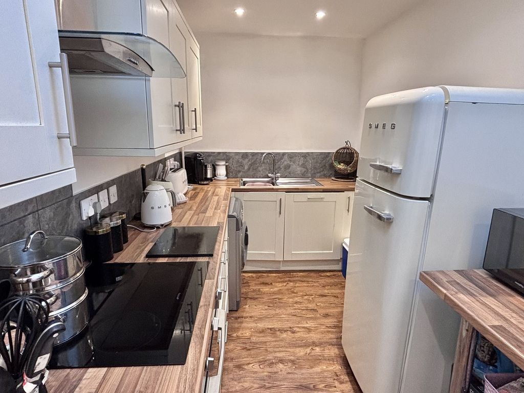 Property photo 2 of 6 Kitchen