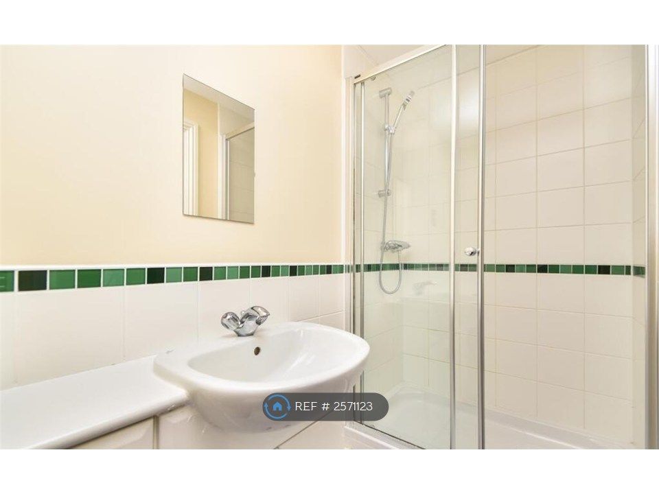 Property photo 1 of 10 Bathroom