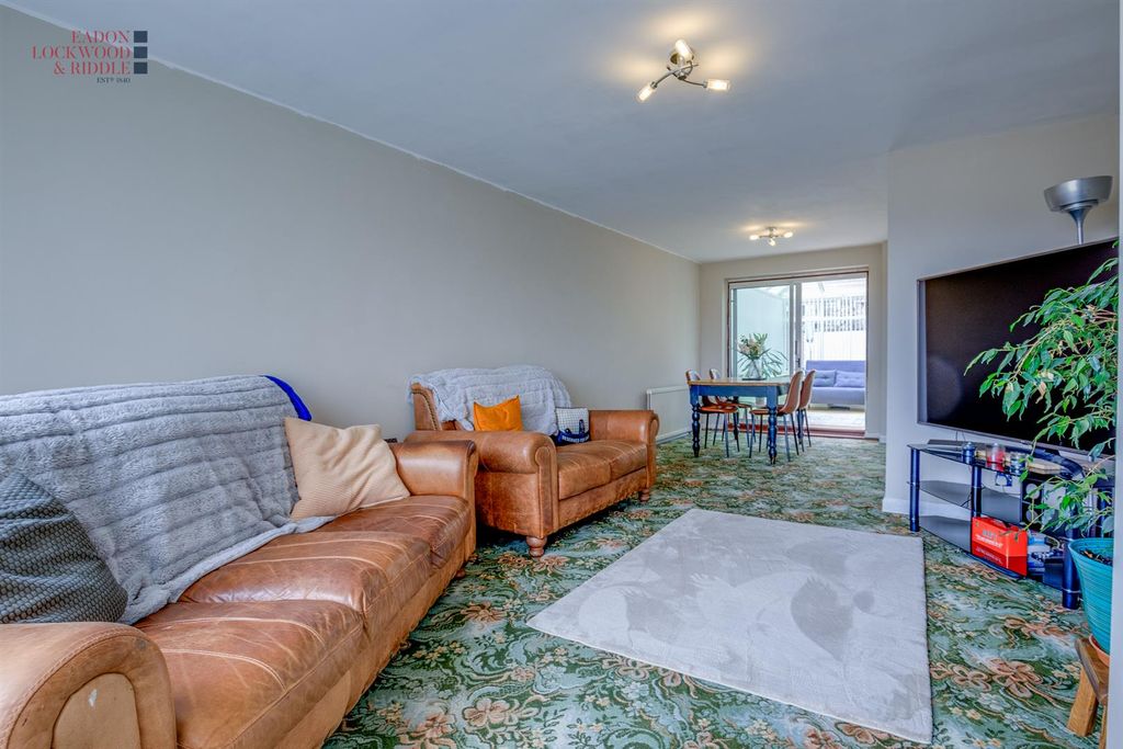 Property photo 3 of 21 Lounge