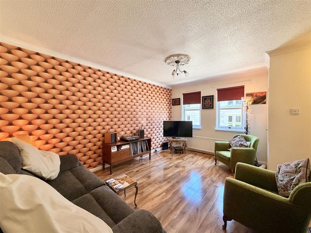 Property photo 2 of 13 Lounge