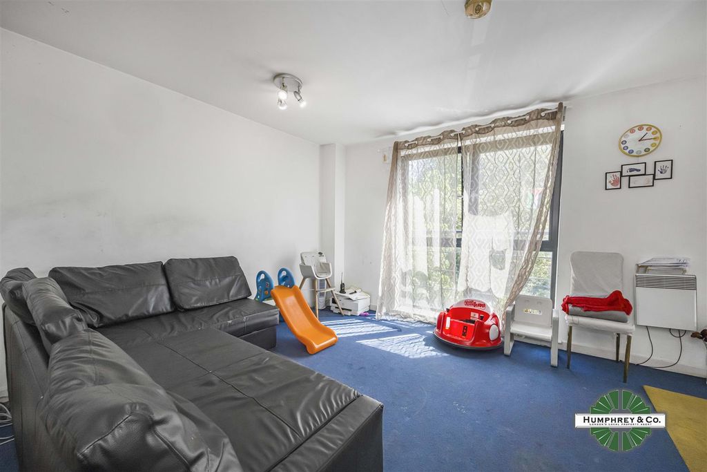 Property photo 2 of 12 Flat 7, 2 Bloomfield Court Brisbane Road -006.Jpg