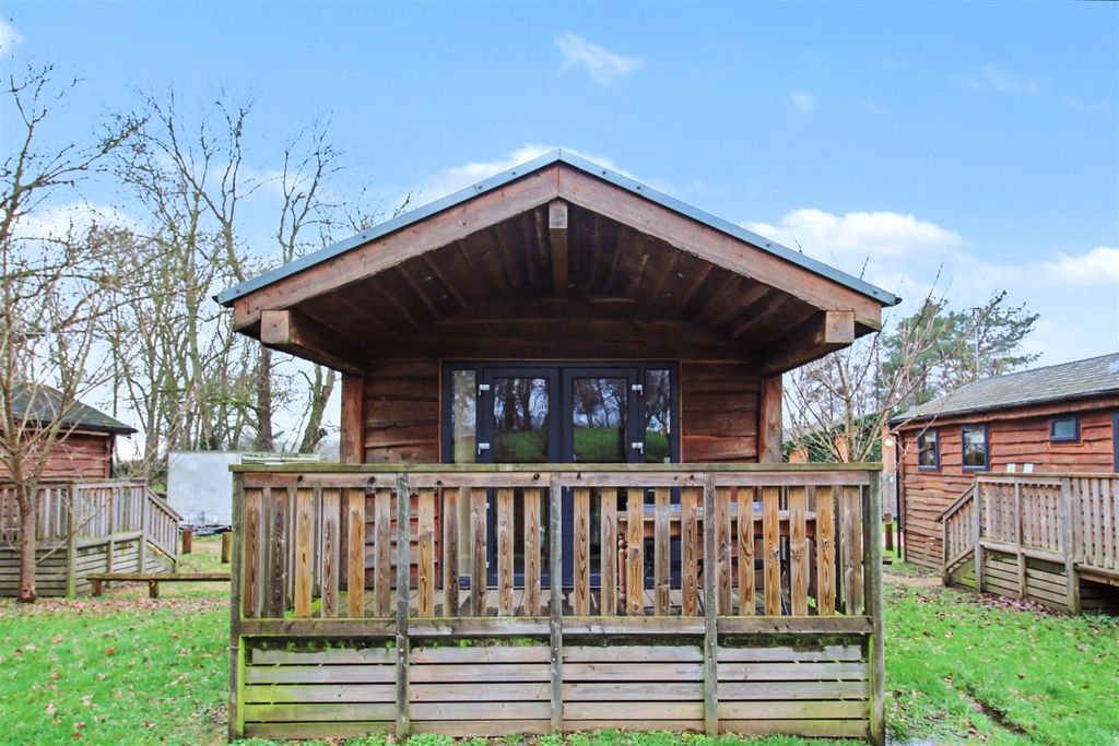 Property photo 1 of 14 Larch Parkside