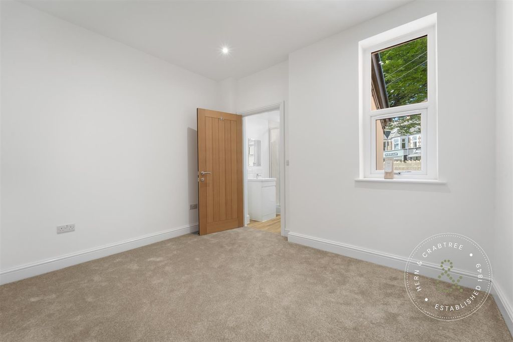 Property photo 3 of 8 207 Cathedral Rd Flat 1 -11.Jpg