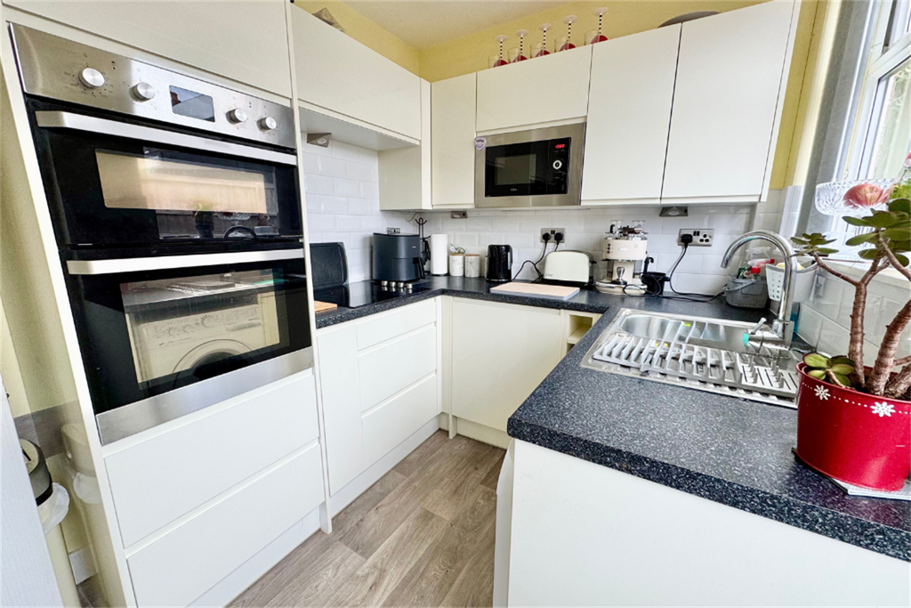 Property photo 3 of 18 Kitchen