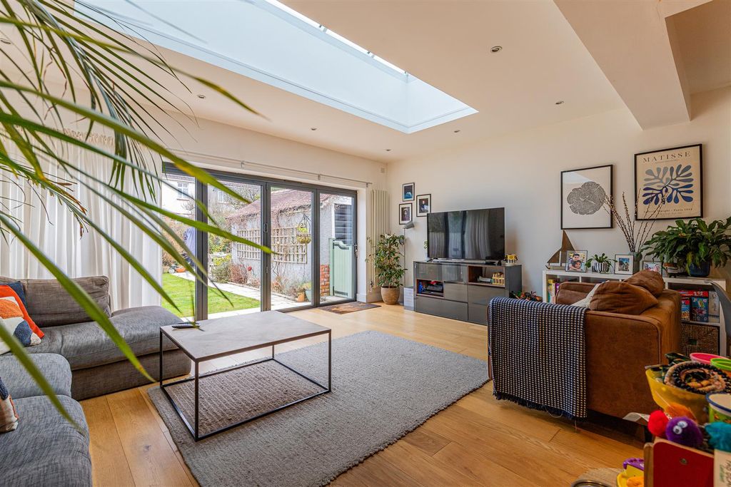 Property photo 3 of 24 Earls Court Road 51-24.Jpg