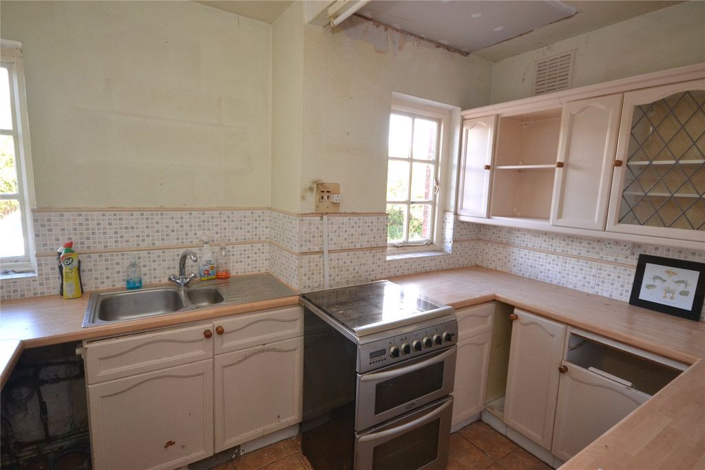 Property photo 3 of 11 Kitchen