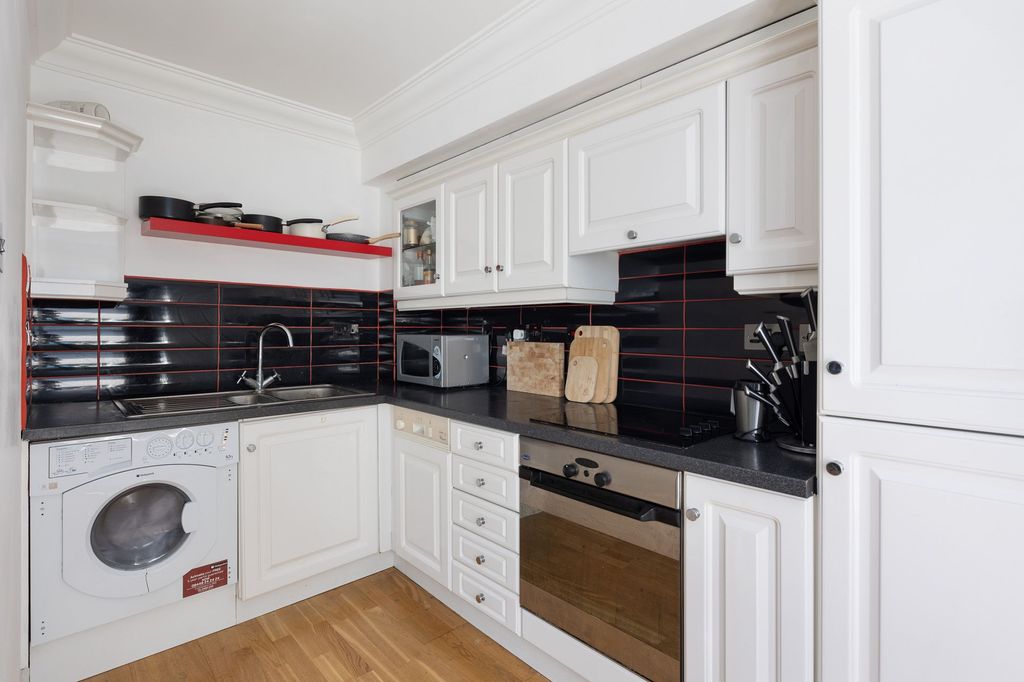 Property photo 3 of 6 Kitchen