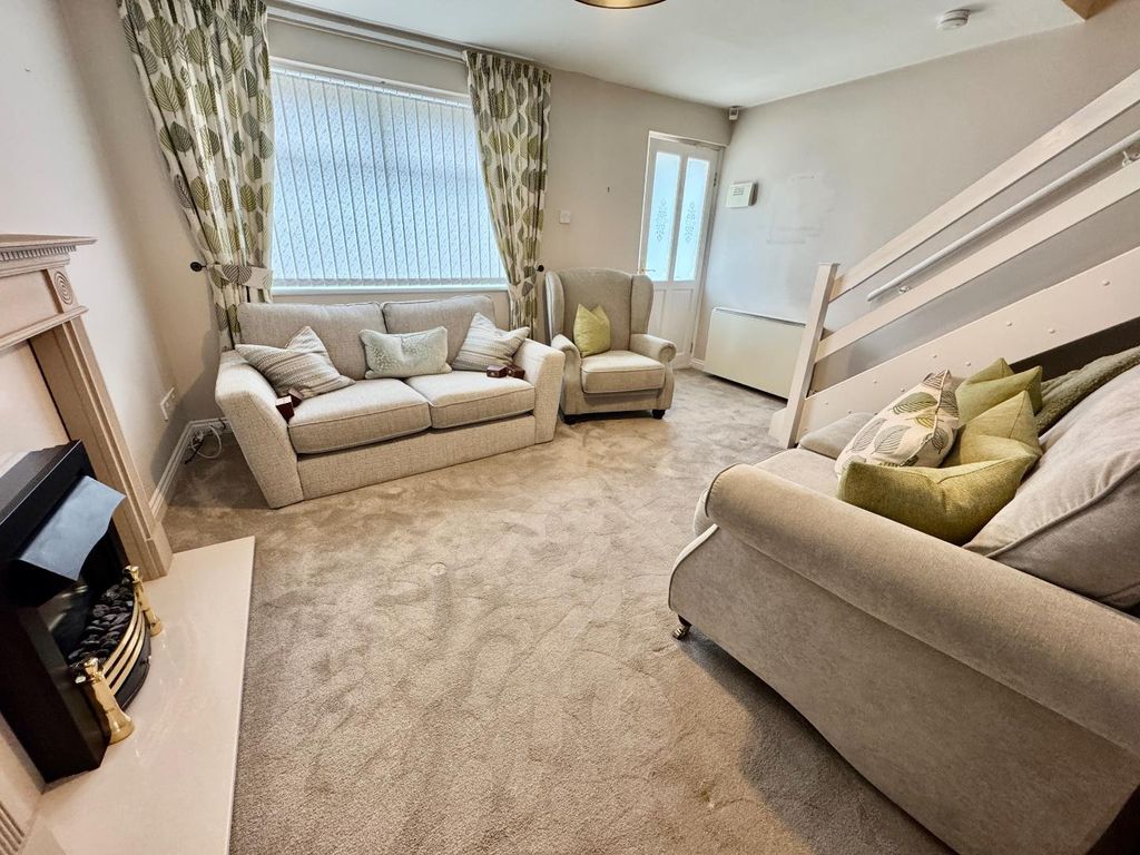 Property photo 2 of 9 Lounge